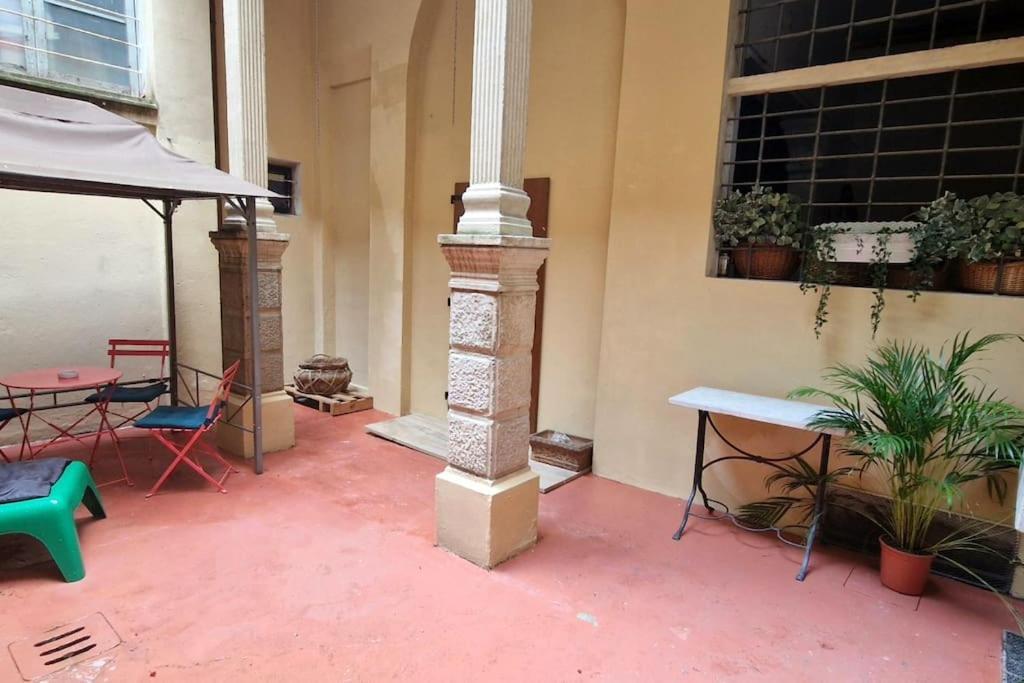Central And Cozy Loft With Courtyard โบโลญญา ภายนอก รูปภาพ